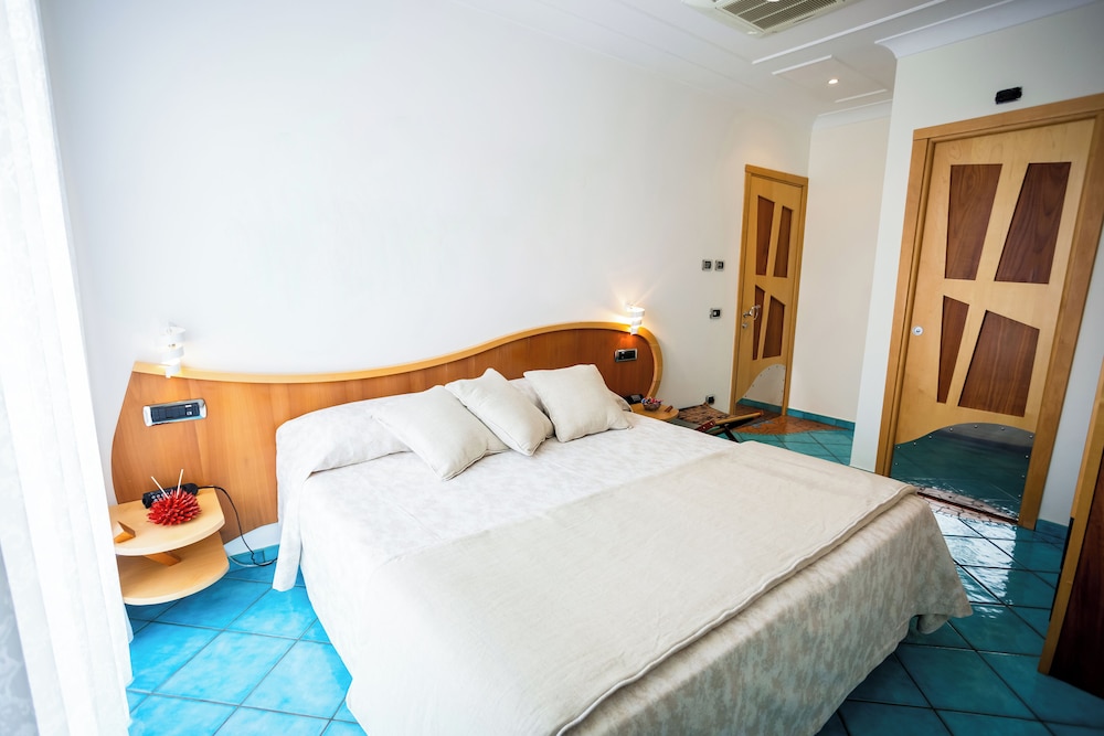 DELUXE, DOUBLE BED, MOUNTAIN VIEW