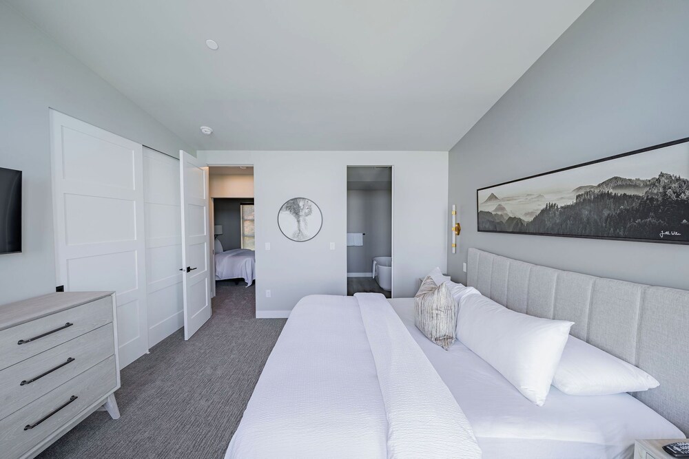 Sunrise Ridge Waterfront Resort 25/82