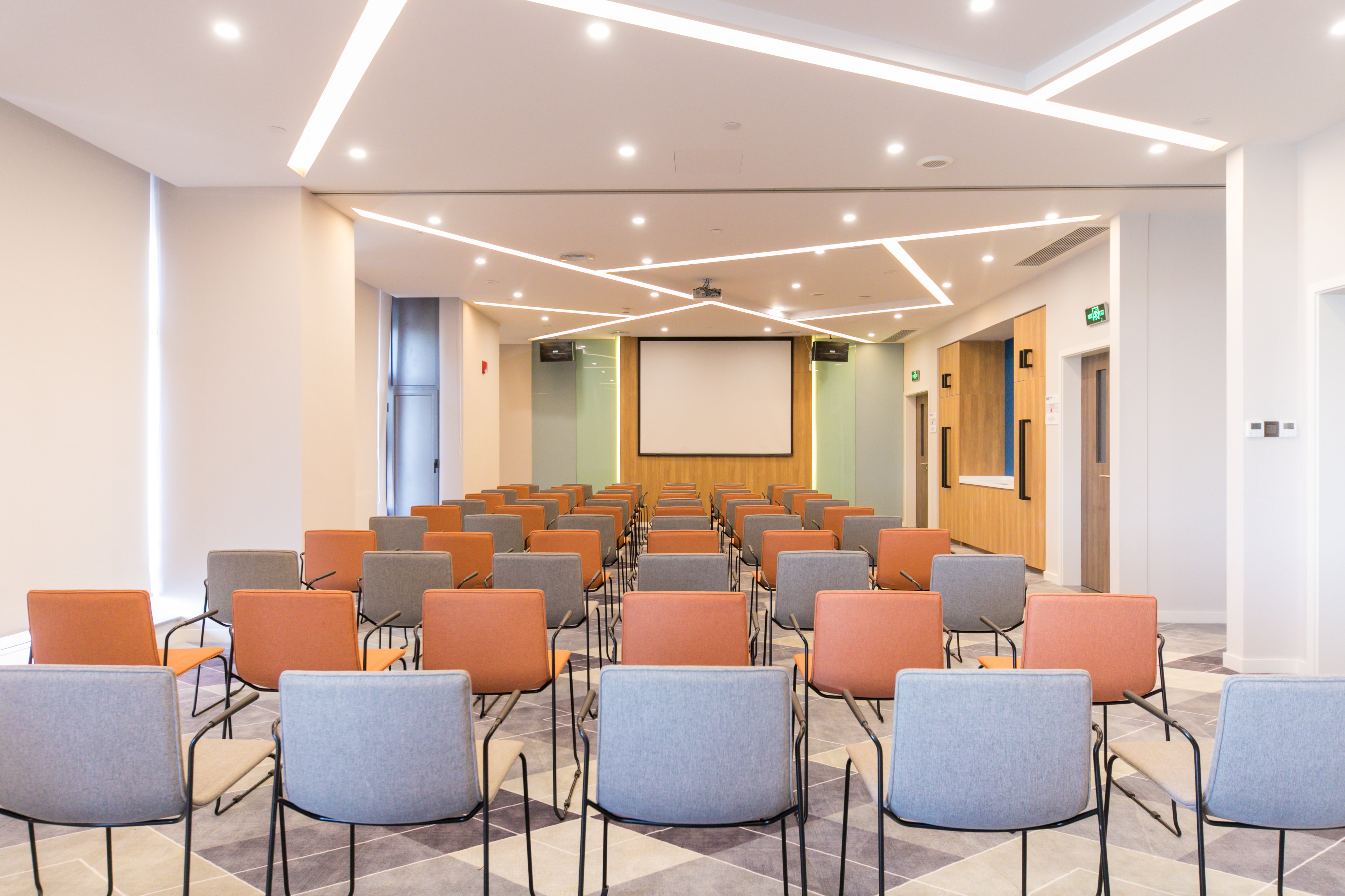 Holiday Inn Express Shanghai Tangzhen 57/63