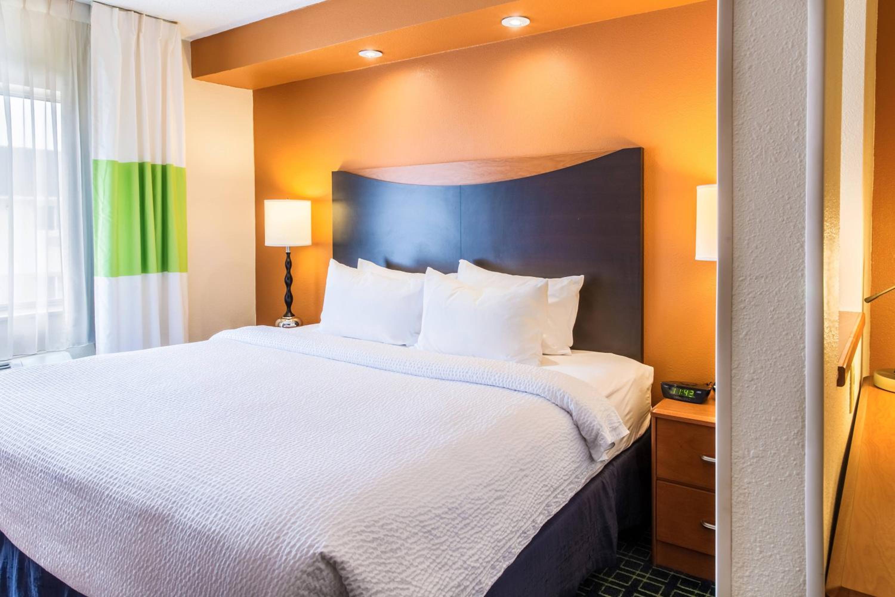غرفة ديلوكس بسرير كينج مع أريكة، Fairfield Inn and Suites Billings 2/4