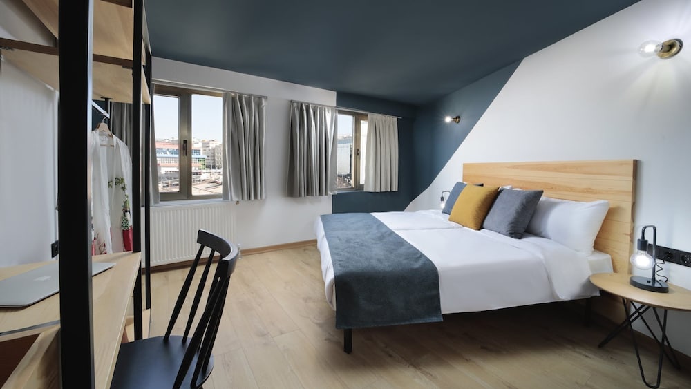 ROOM, DOUBLE OR TWIN BED