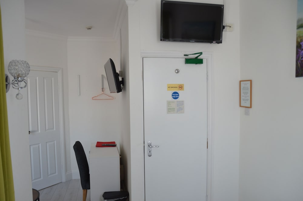 Holly Lodge Guest House 33/69