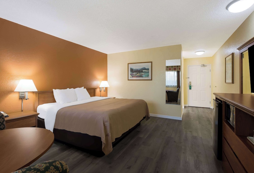 Quality Inn and Suites Medford Airport 17/51
