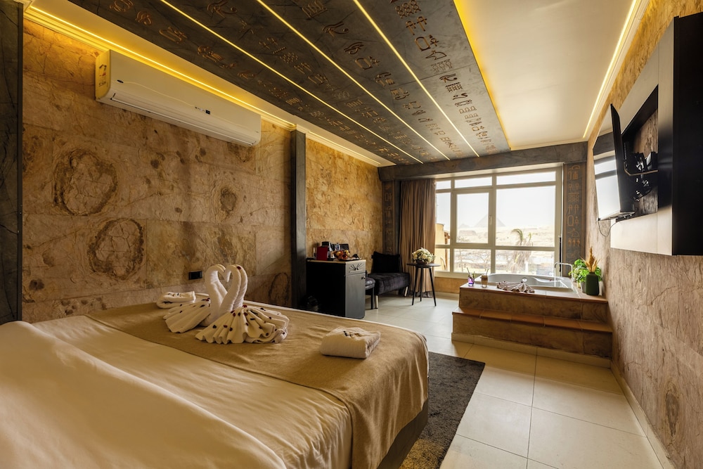 Junior Suite, King Bed, Pyramids View, Balcony، Great Pyramid Inn 2/10