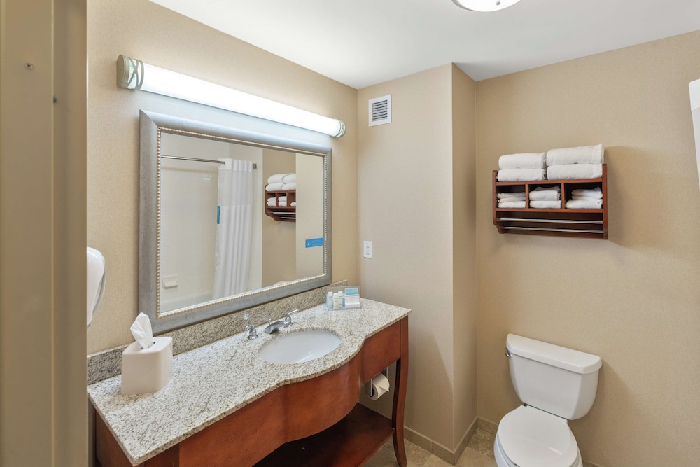 Hampton Inn and Suites Mystic 19/56
