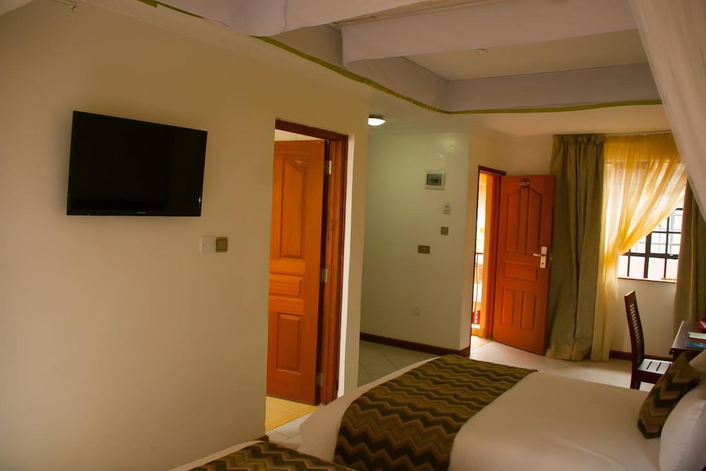 67 Airport Hotel 61/69