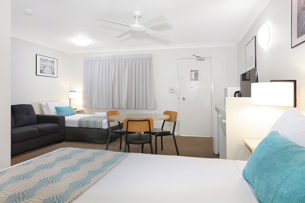 MOTEL, 1 QUEEN AND 1 SINGLE BED