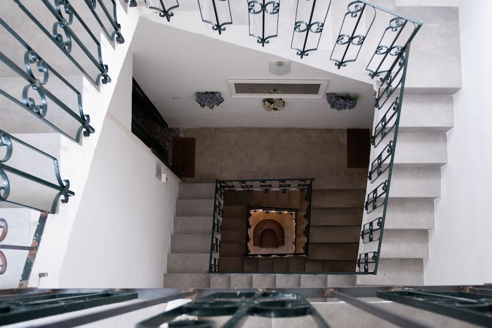 Ada Suites 2/62