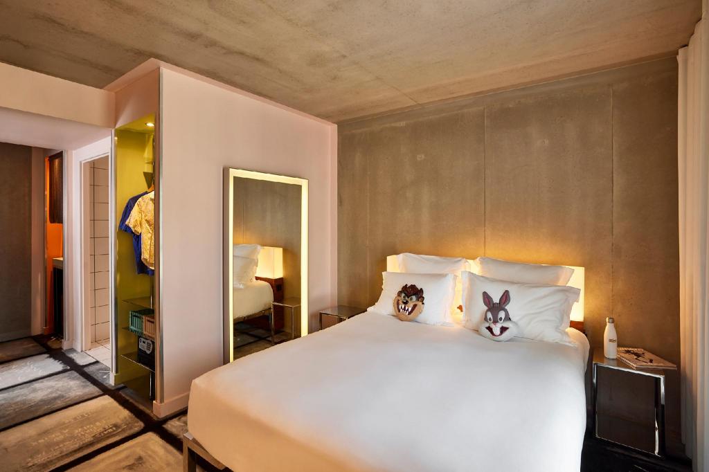 Mama, Medium, Queen Bed, Accessible