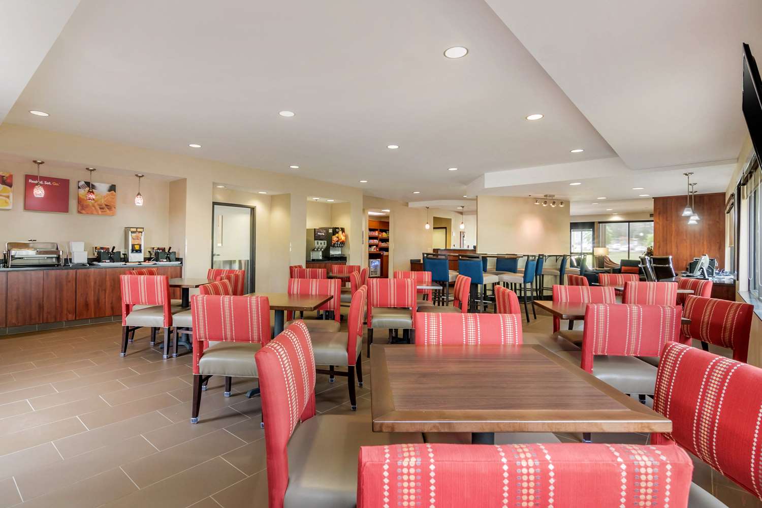 Comfort Suites Speedway - Kansas City 10/15