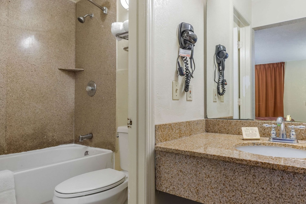 Econo Lodge Columbia Fort Jackson 17/28