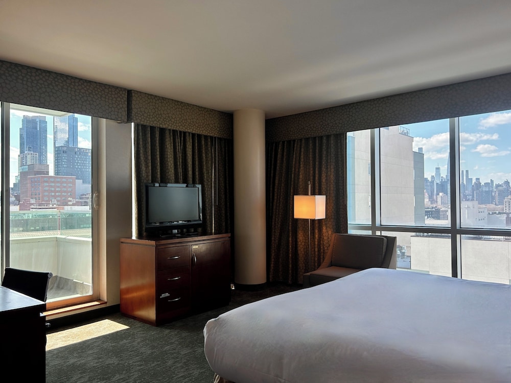DELUXE, KING BED, BALCONY, ACCESSIBLE
