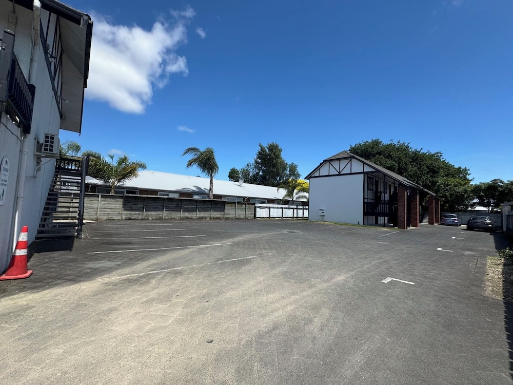 Grosvenor Motor Inn 36/50