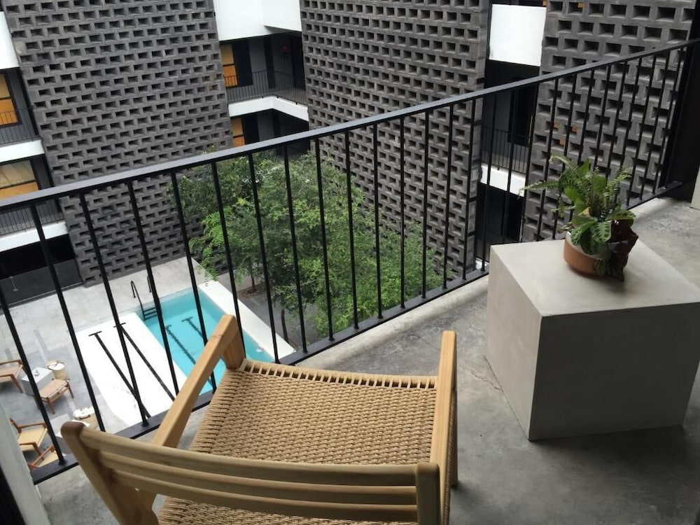 Carlota Hotel 8/50