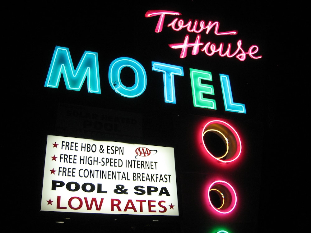 Town House Motel 20/45