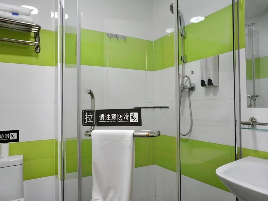 7 Days Inn (Dongguan Houjie Convention and Exhibition Center) 35/42