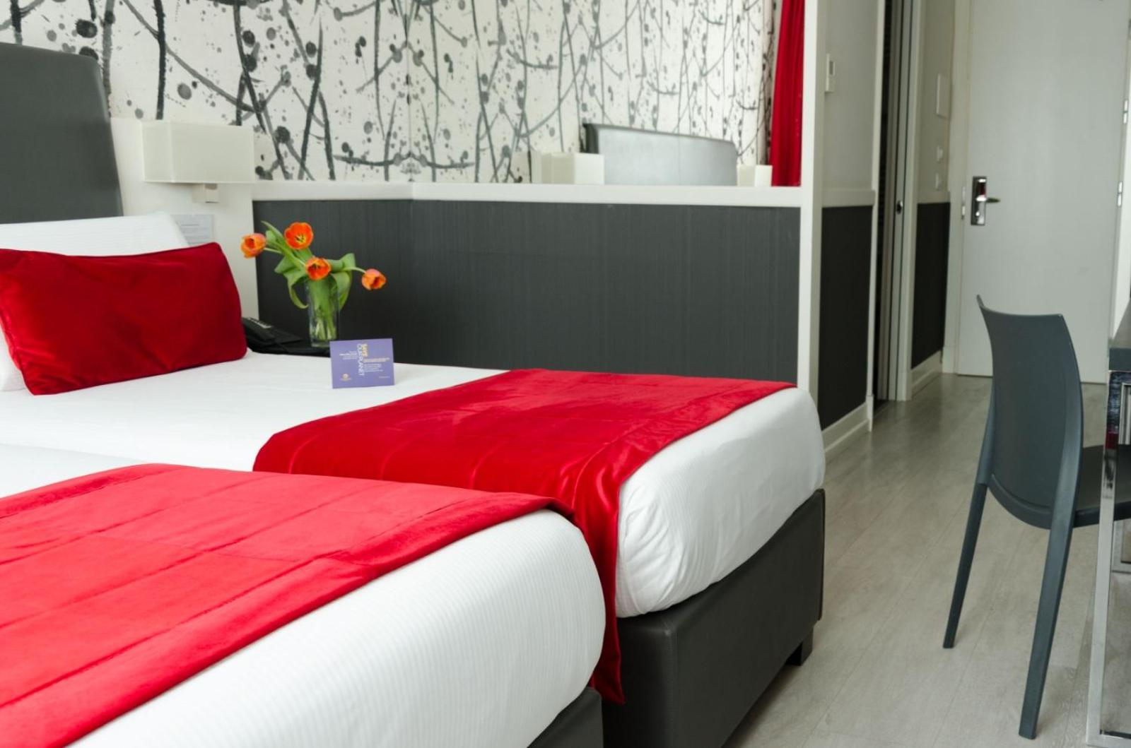 ROOM, TWIN BEDS