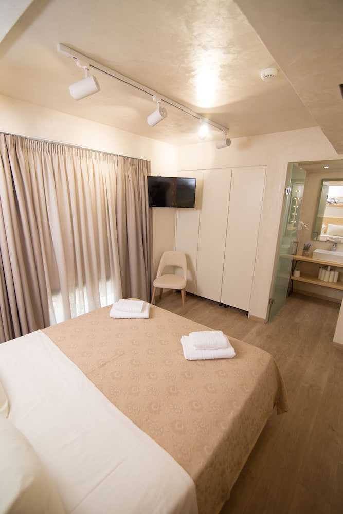 Panellinion Luxury Rooms 13/41