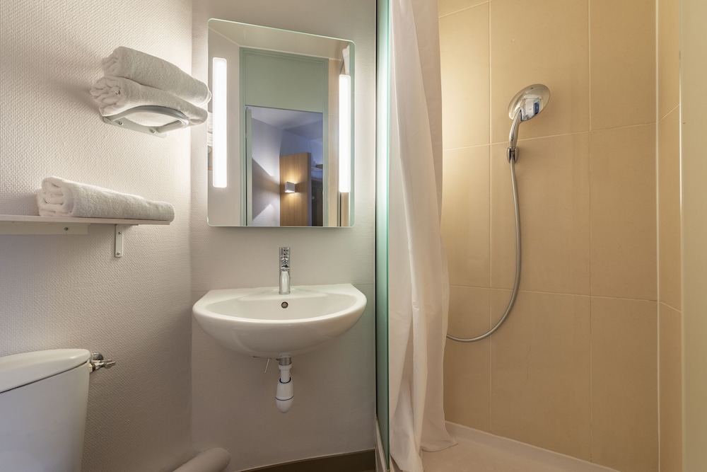 غرفة رباعية بسرير مزدوج وسريرين منفصلين، B&B Hotel Valence Sud 6/6