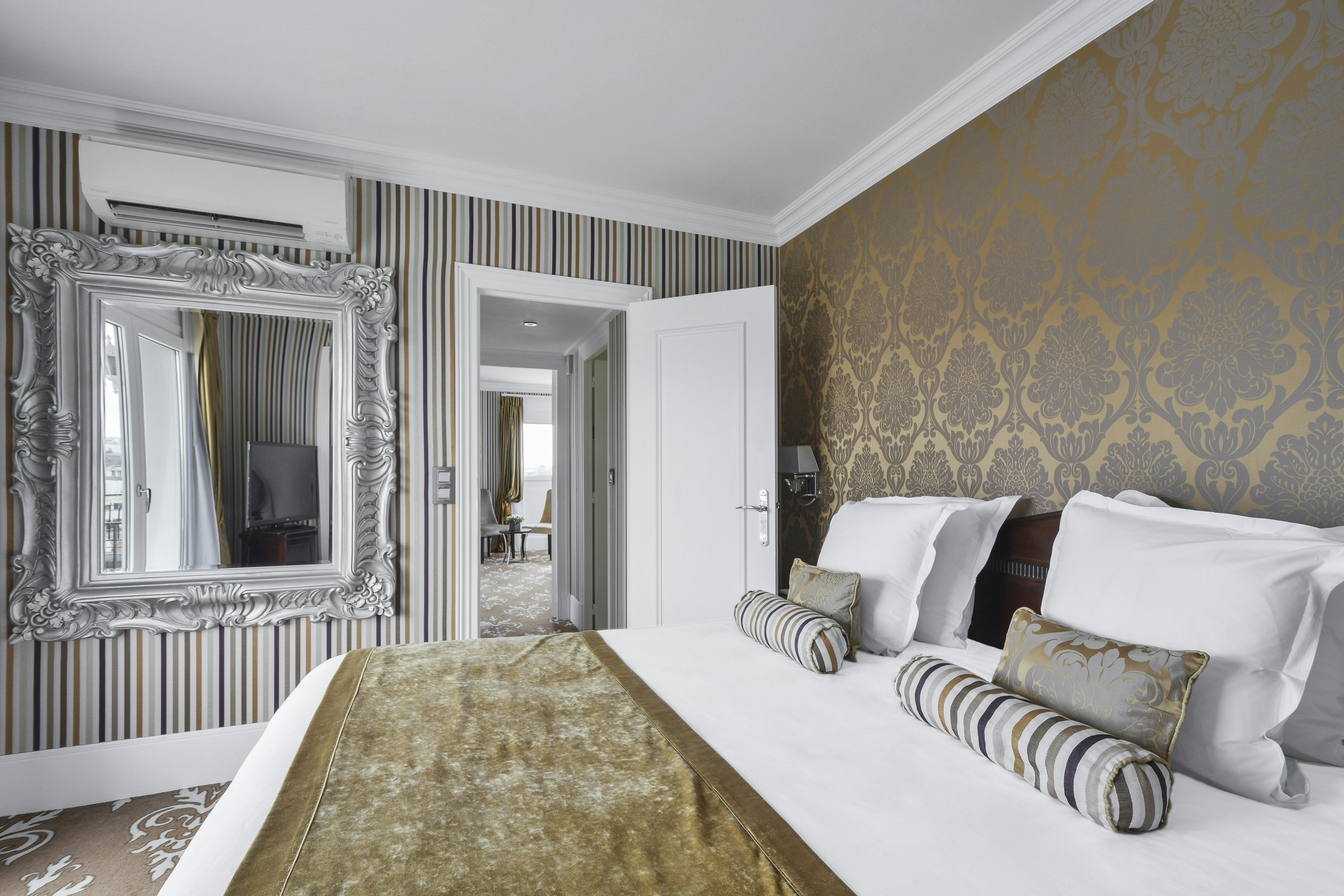 ROOF TOP, SUITE