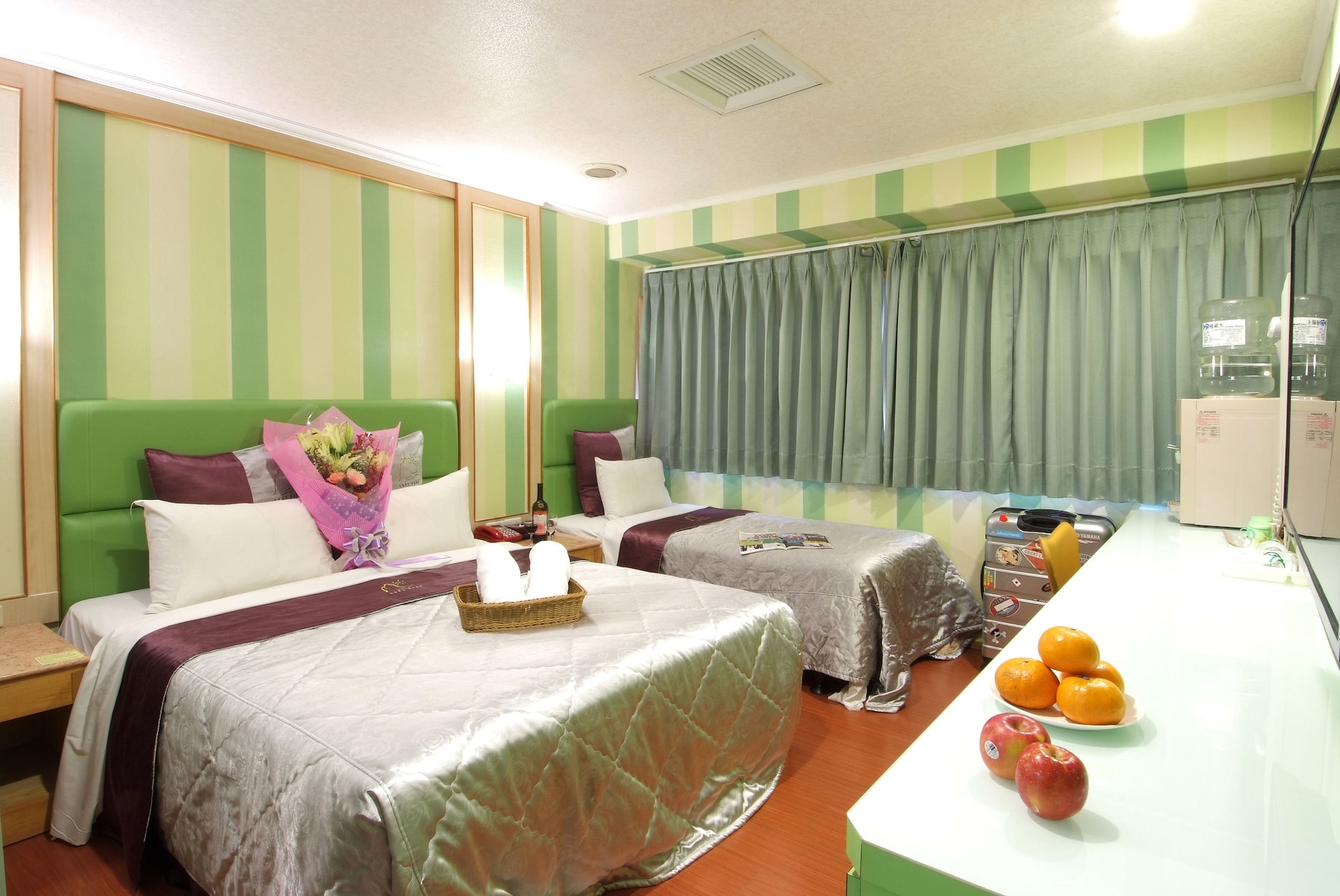 Room, Triple, 1 Double and 1 Single Bed, No Parking, Left Bank Hotel 2/2