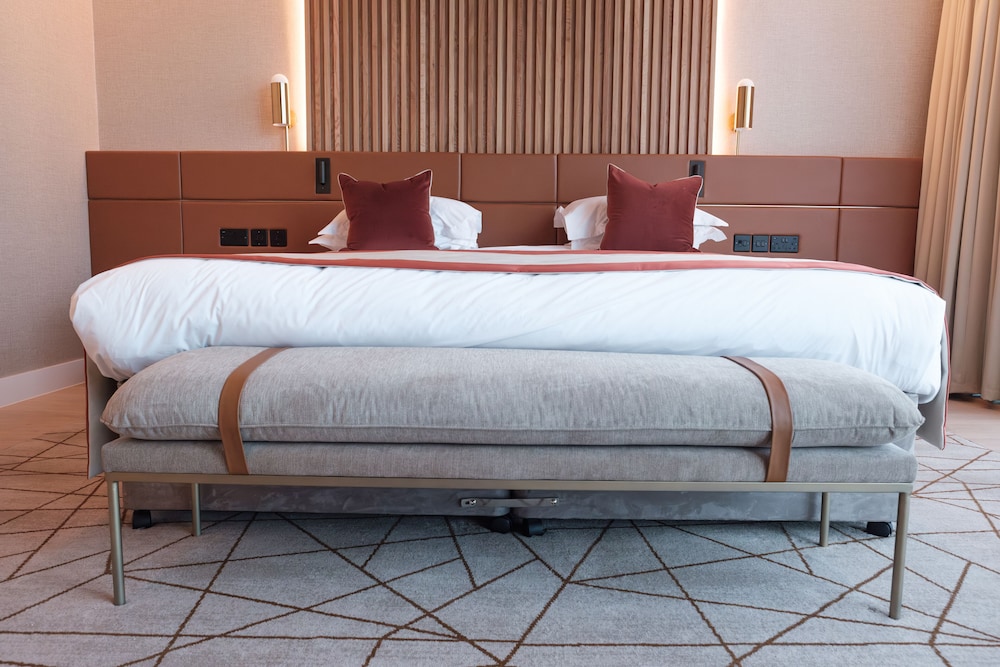 SUITE, KING BED, RIVERSIDE