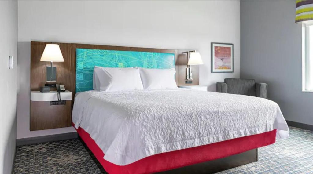STUDIO, SUITE, KING BED