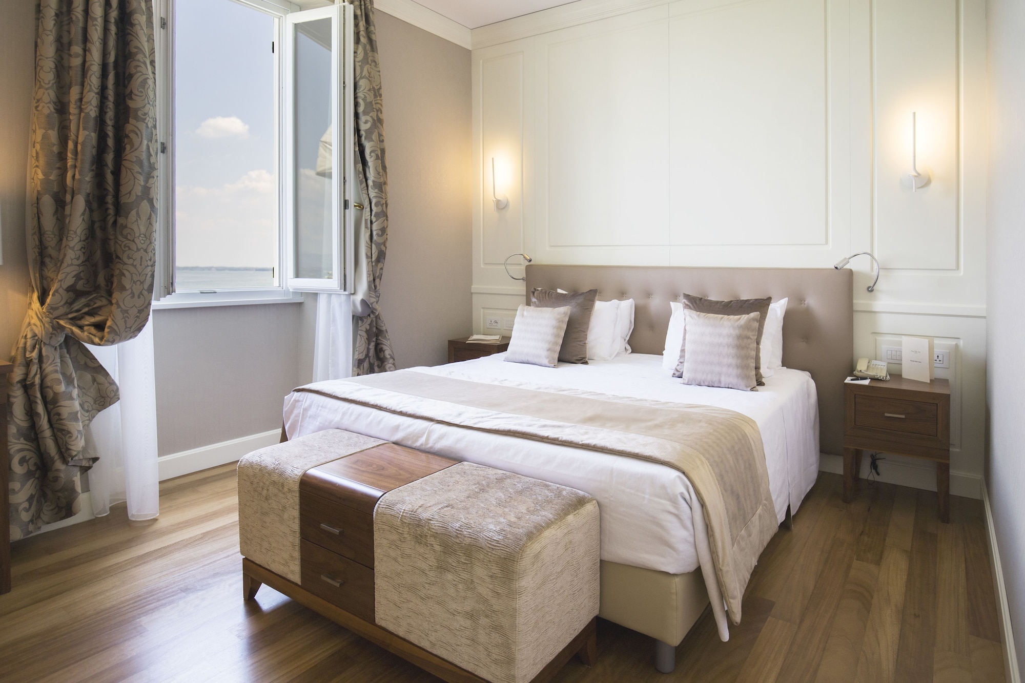 PRESTIGE, JUNIOR SUITE, LAKE VIEW