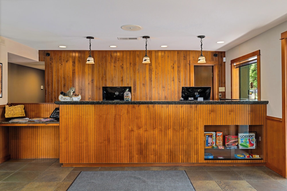 Redwood Hyperion Suites 18/65