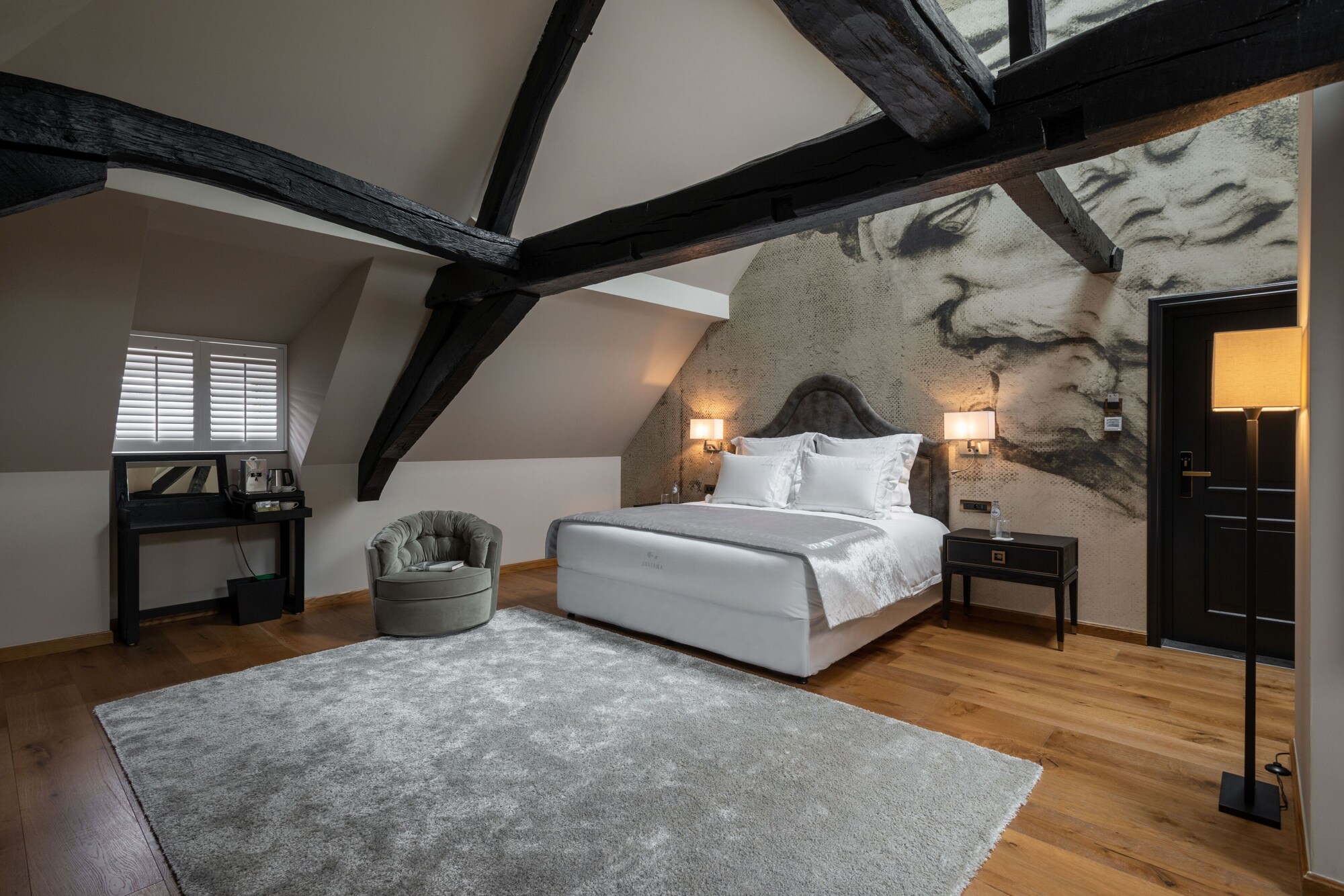 SIGNATURE, SUITE
