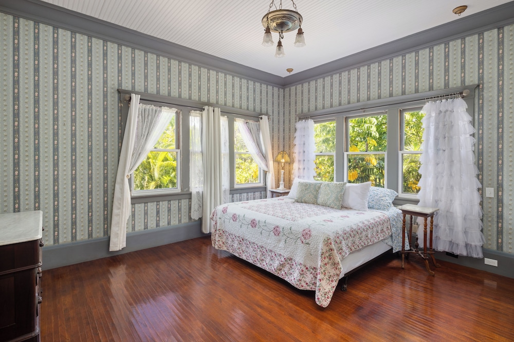 Manoa Valley Inn 20/60