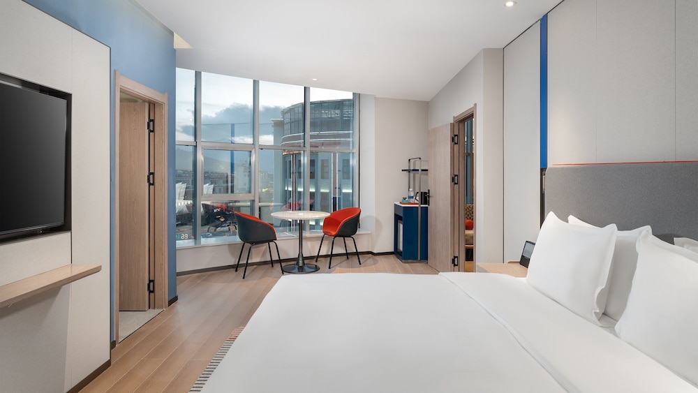 Suite, King Bed