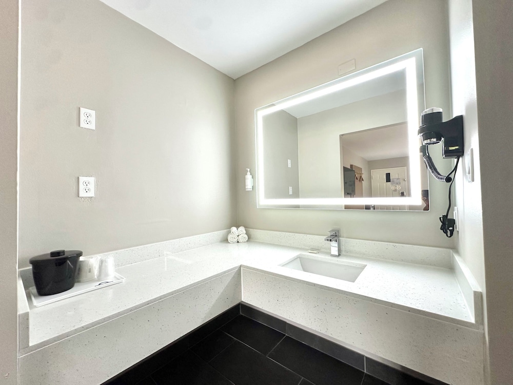 Days Inn & Suites by Wyndham Bossier City 50/50