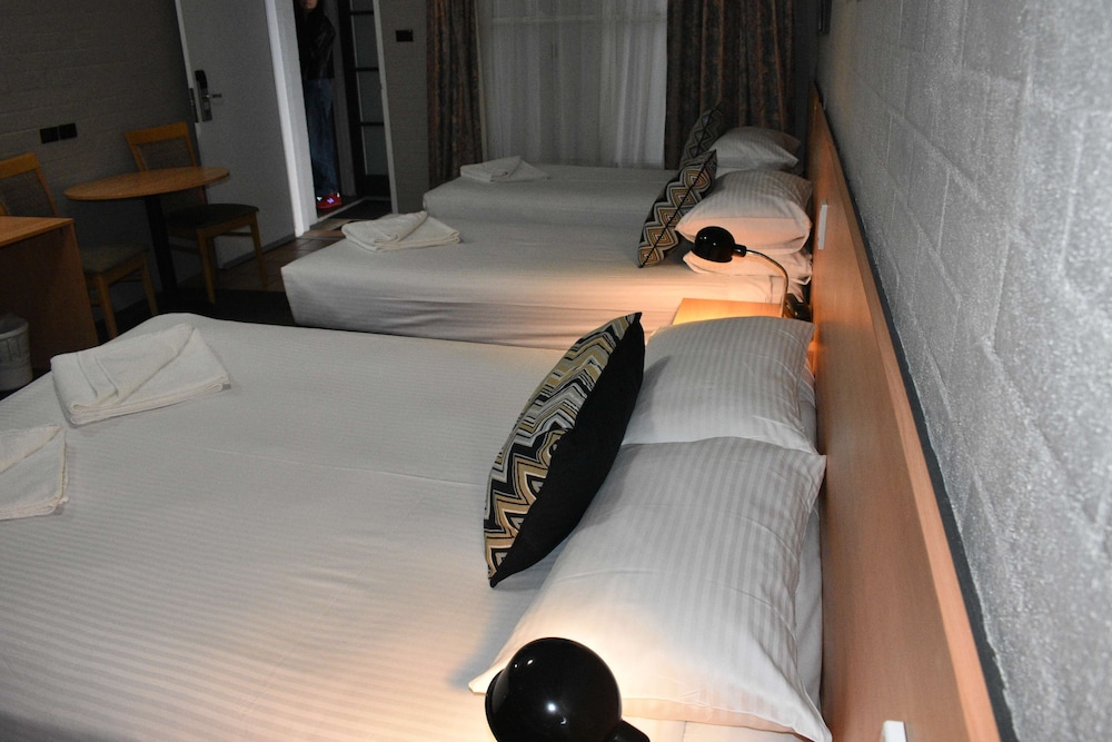 Coachmans Inn Motel 24/34