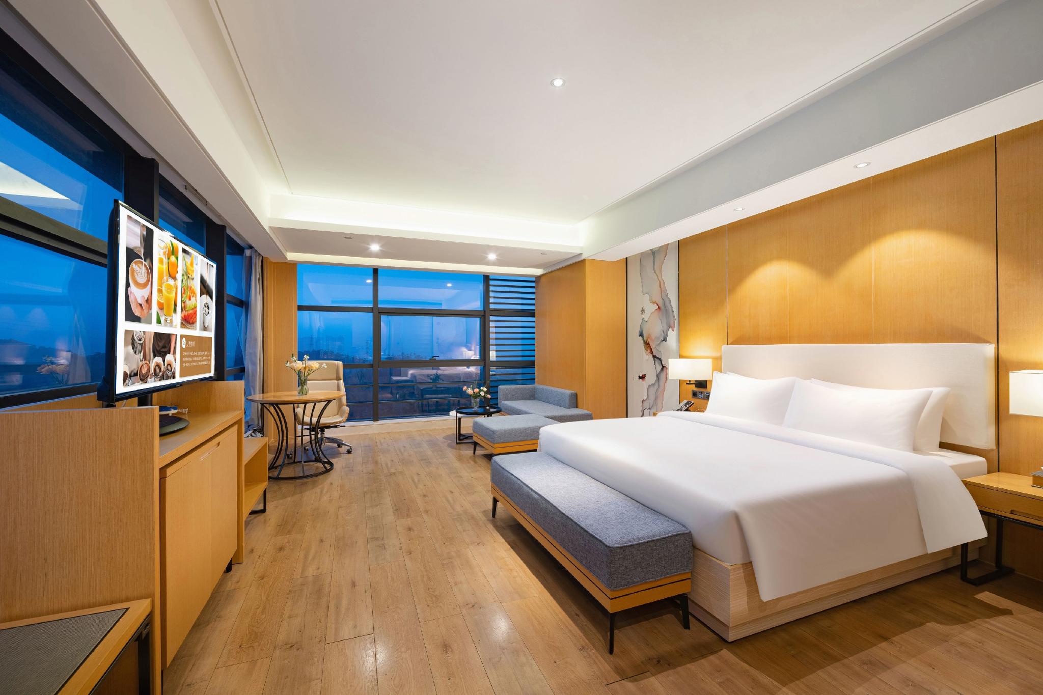 Elegant, Queen Bed