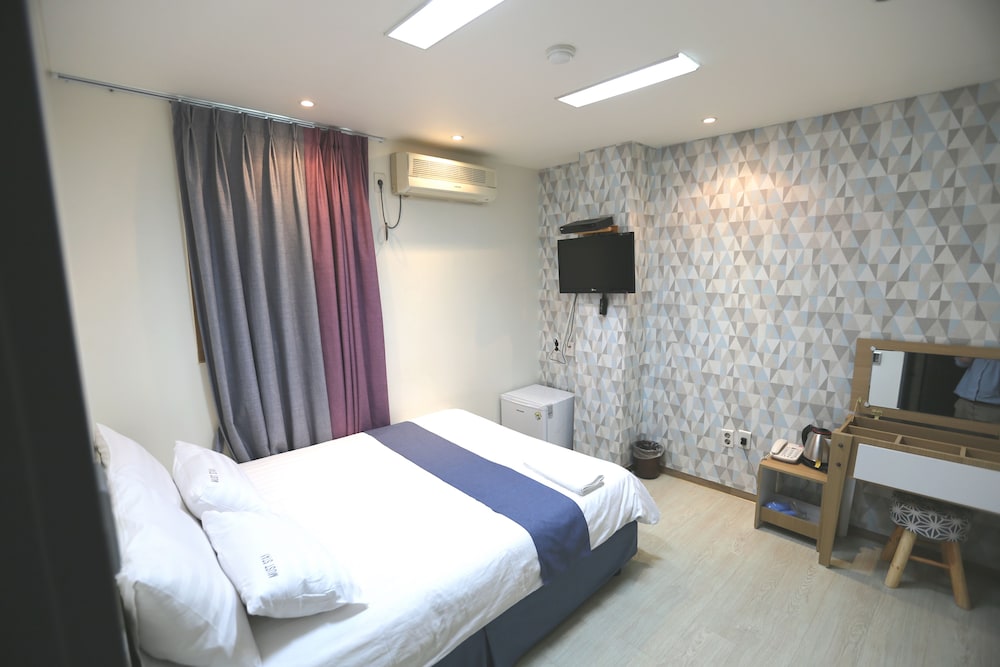 ROOM, DOUBLE BED