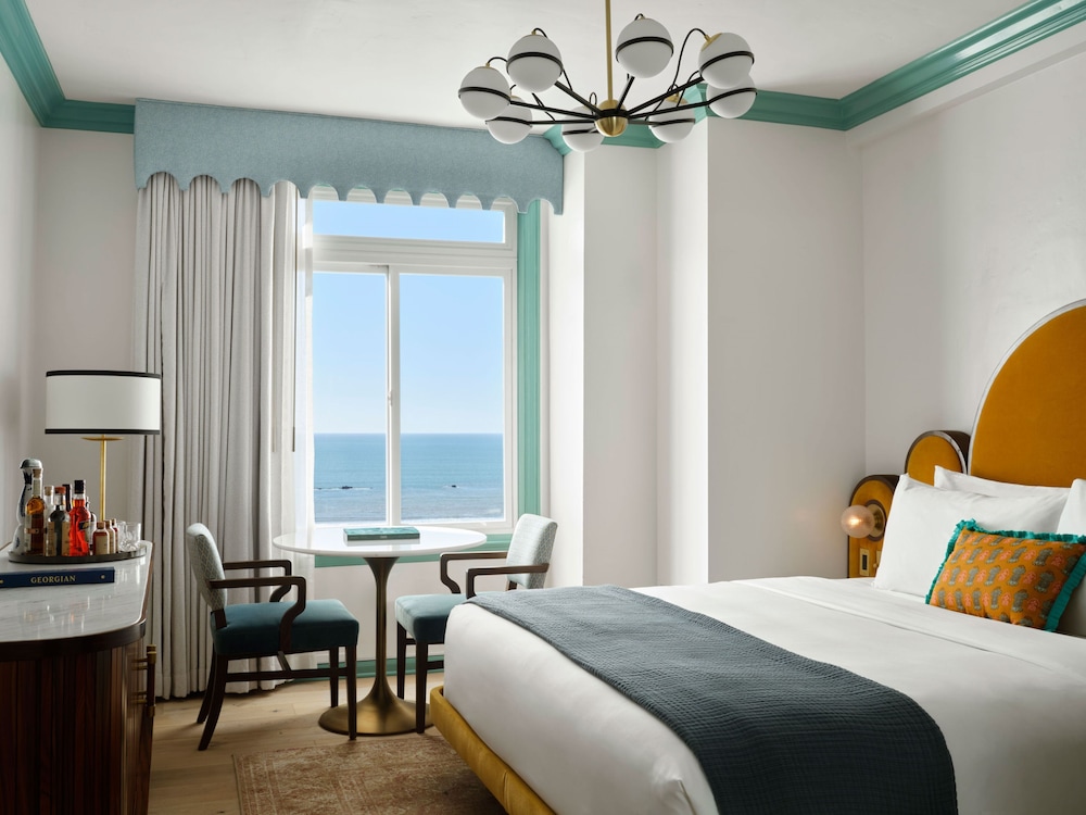 ROOM, KING BED, OCEAN FRONT