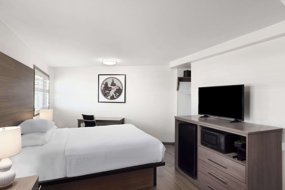 Ramada by Wyndham Medford Airport North 17/47