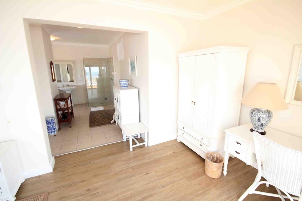 Fairlight Beach House 50/50