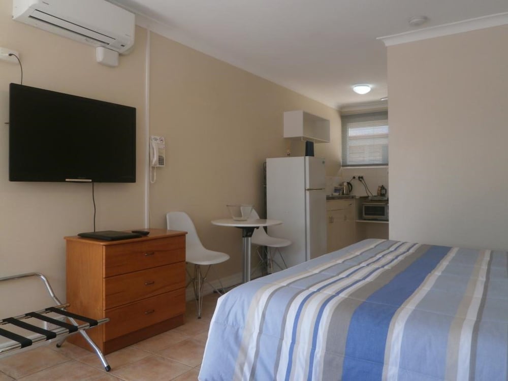 Emu Point Motel 15/70
