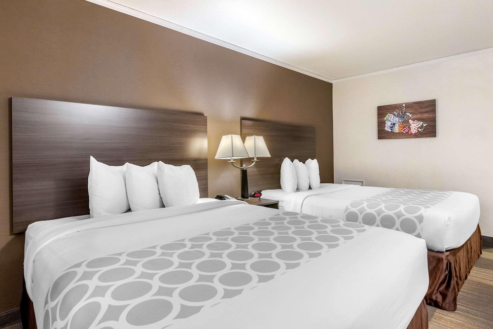 Super 8 by Wyndham Macleod Trail Calgary 22/60