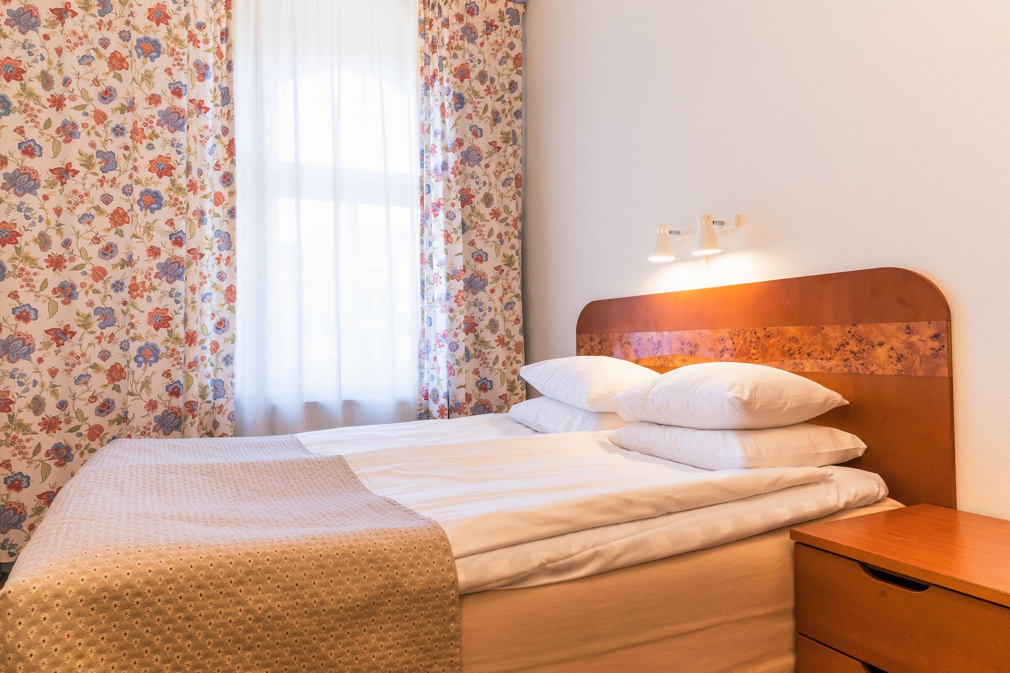 ROOM, DOUBLE BED