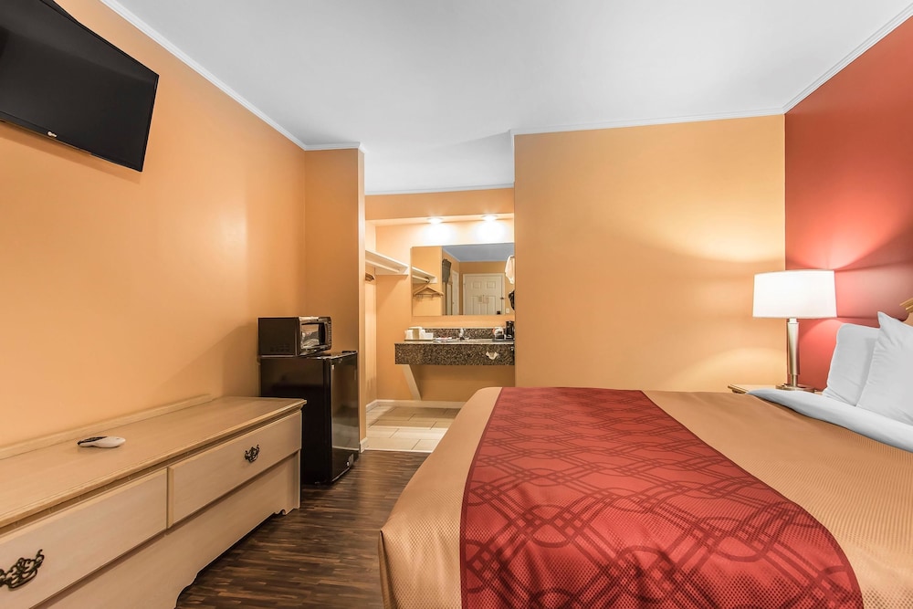 Econo Lodge Cornersville I-65 25/46