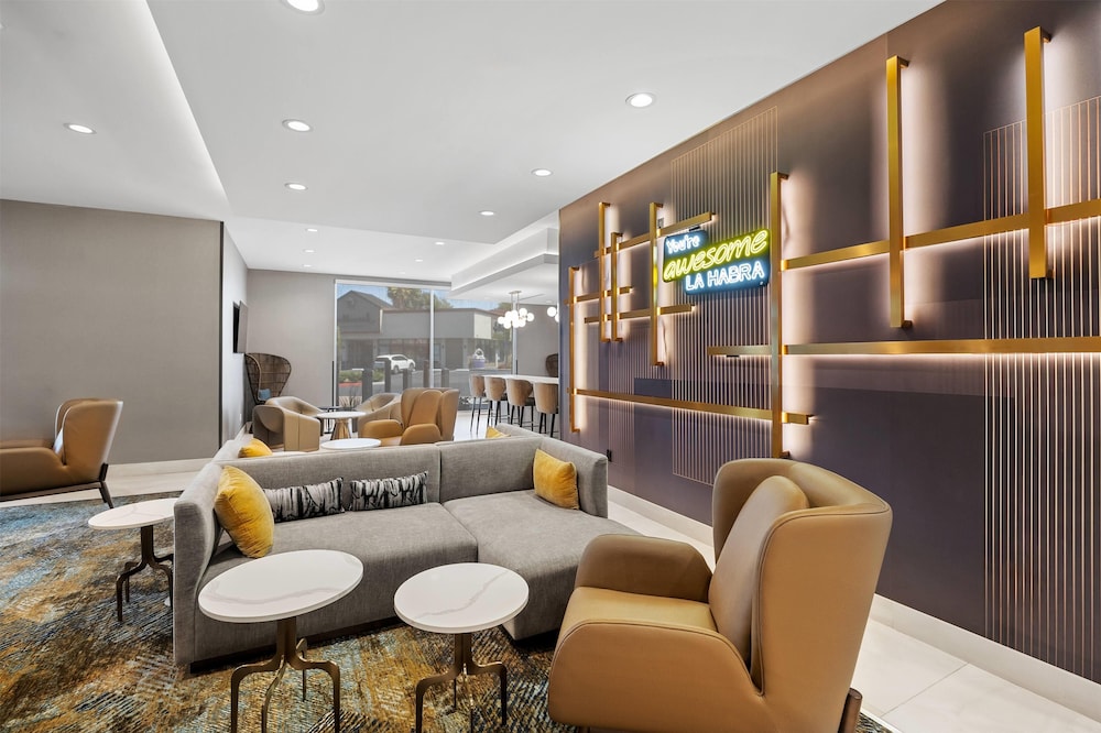 La Quinta Inn and Suites by Wyndham La Habra 40/60