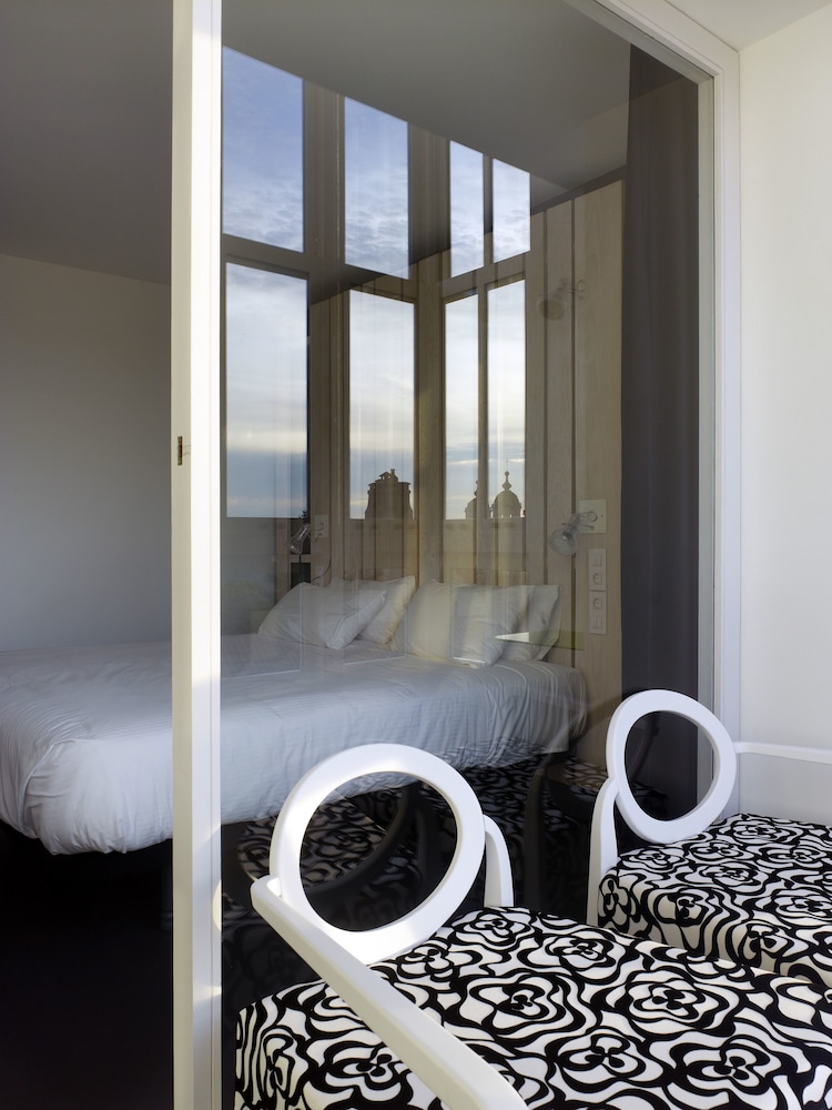 Hotel Moure 41/50