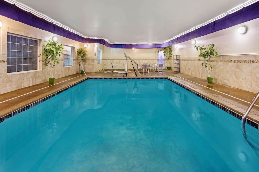 La Quinta Inn & Suites by Wyndham Dickinson 5/50