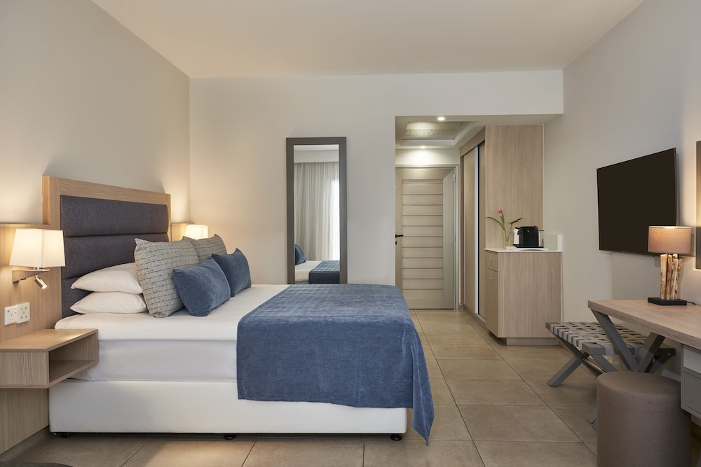 PREMIUM, DOUBLE BED, DIRECT POOL ACCESS
