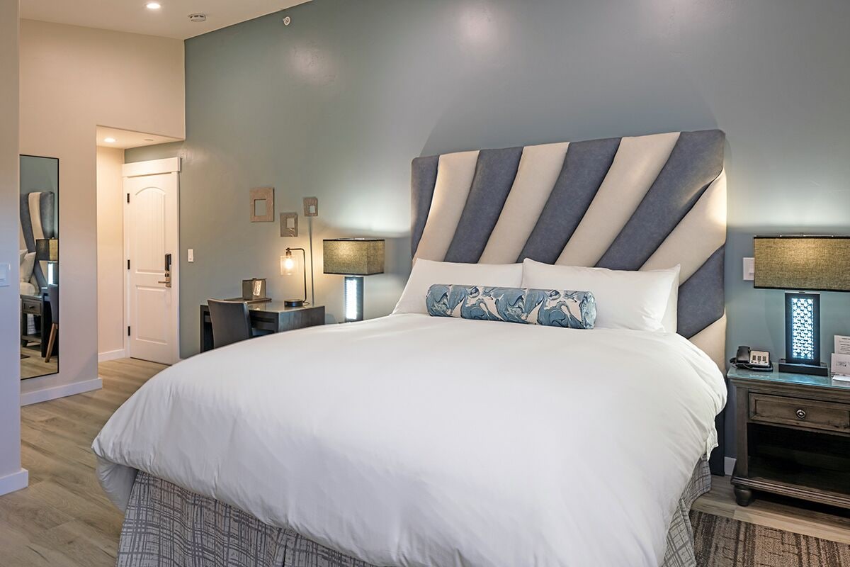 Beach, Standard, King Bed, Partial Ocean View