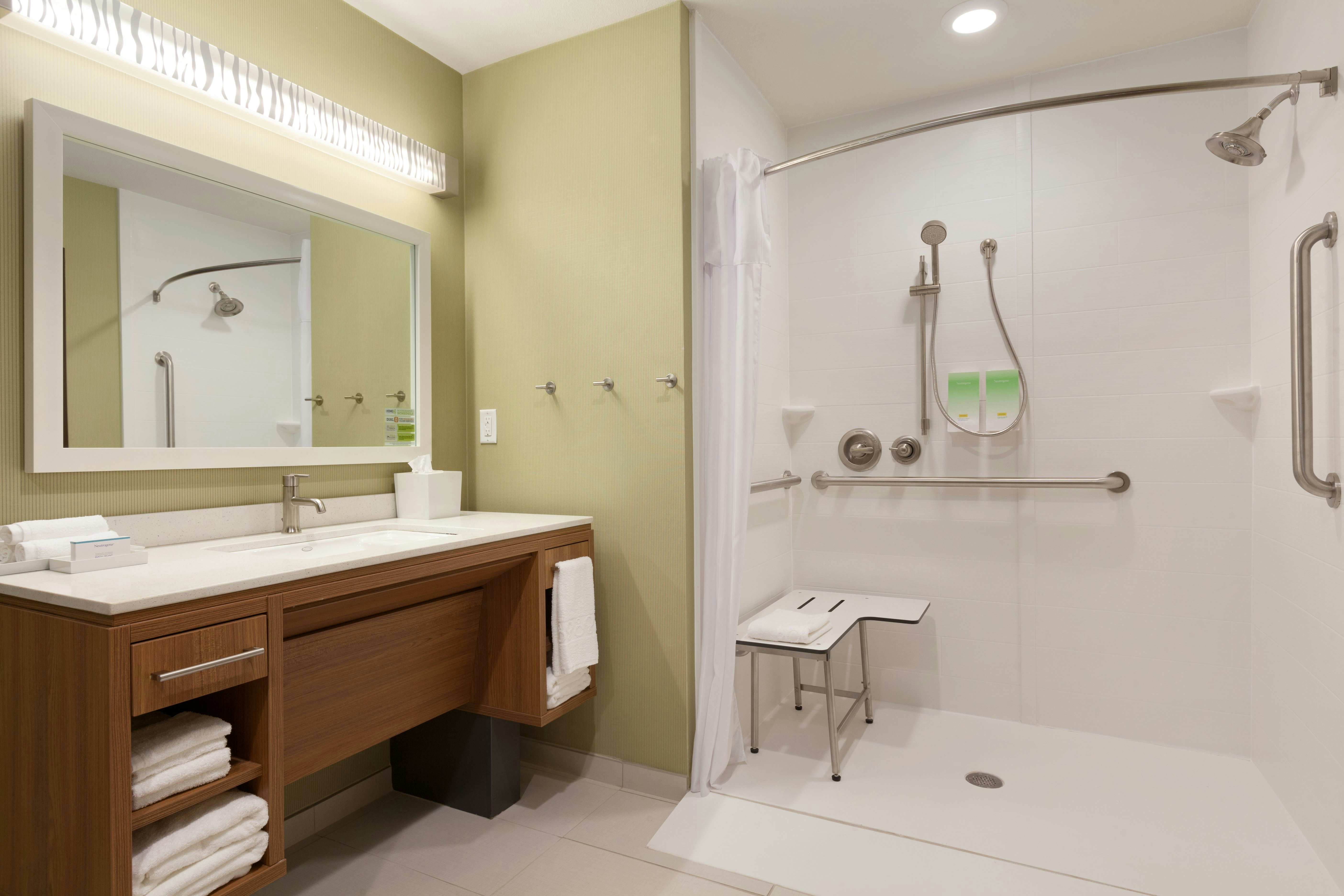 SUITE, KING BED, ACCESSIBLE