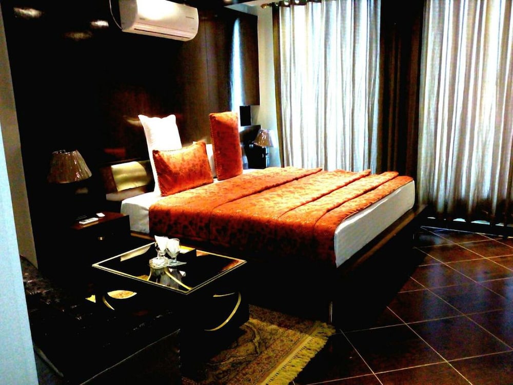 Bling International Hotel Multan 14/24